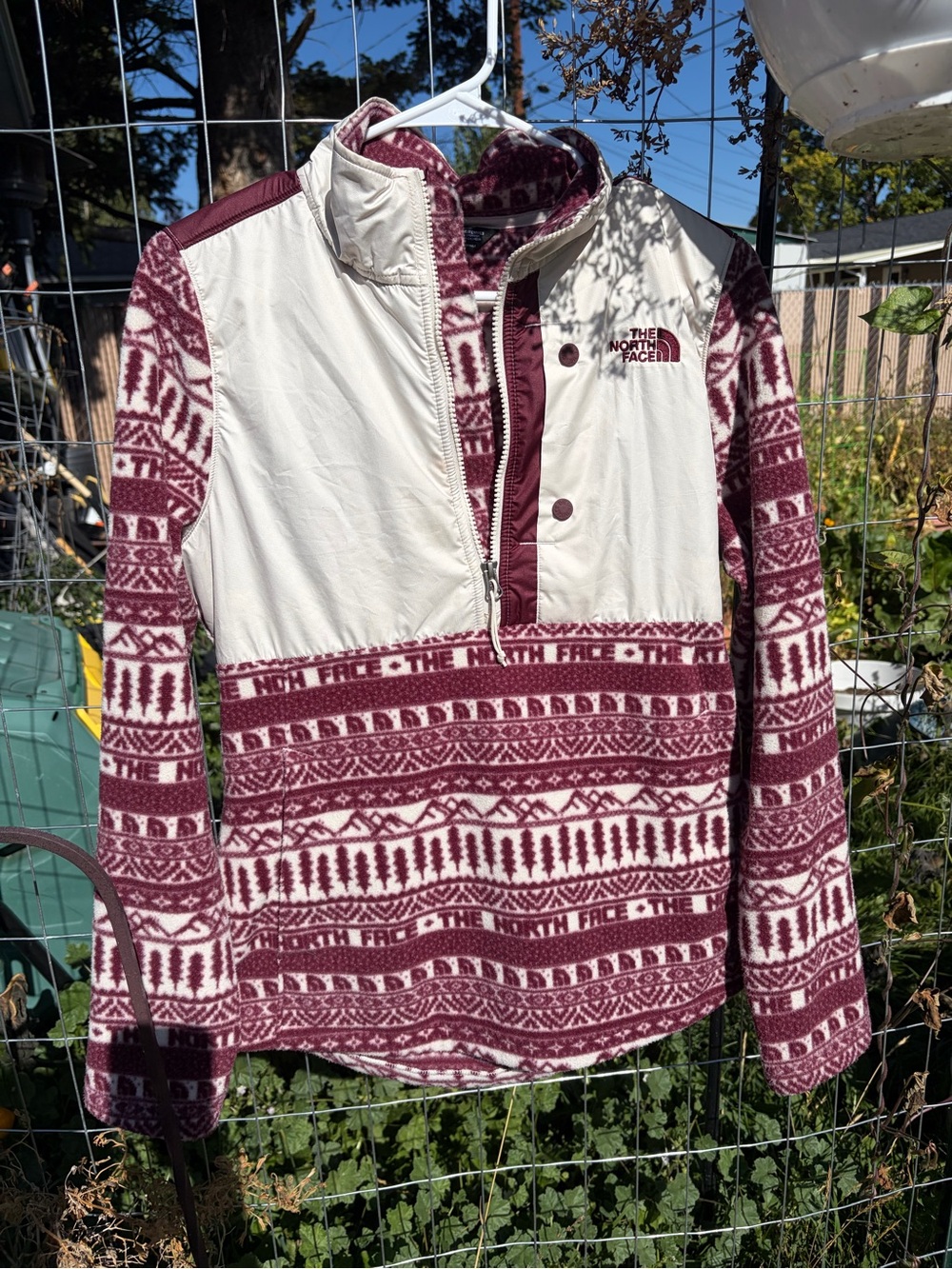 The North Face Maroon & Ivory women’s Patterned Pullover Fleece medium